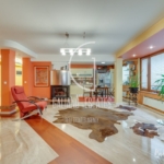 Впечатляващ апартамент до Парк център - 0