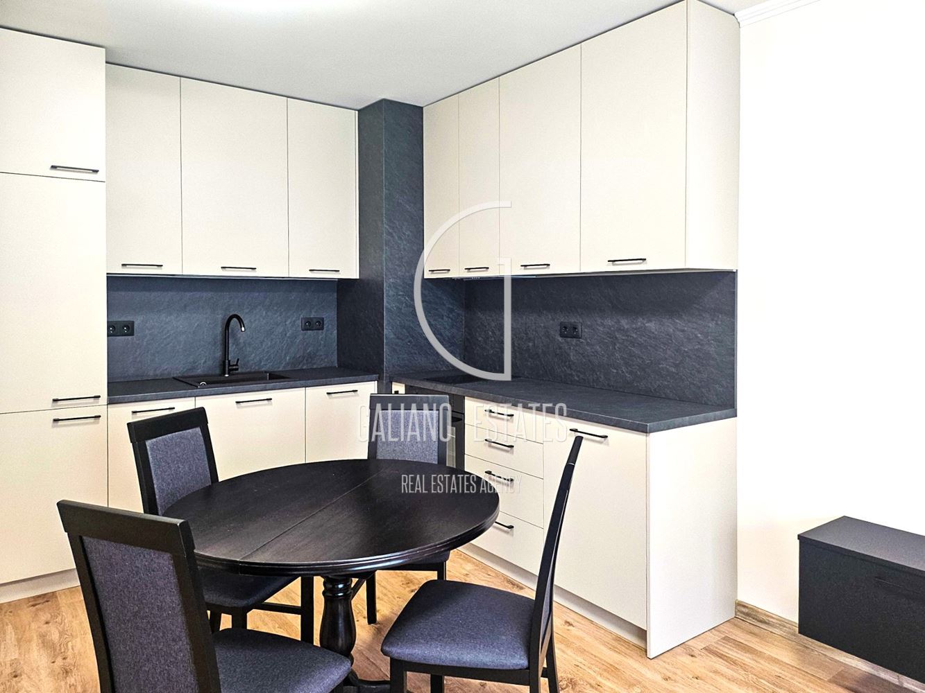 Луксозен двустаен апартамент с гараж до метростанция в ж.к. Дружба 2 - 0