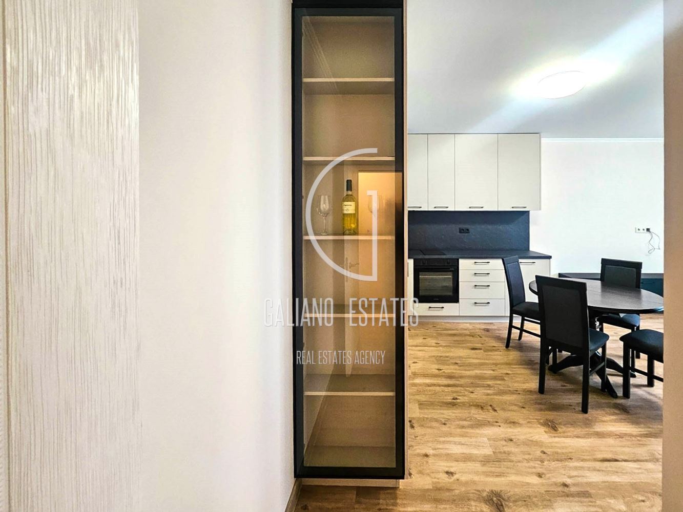 Луксозен двустаен апартамент с гараж до метростанция в ж.к. Дружба 2 - 0