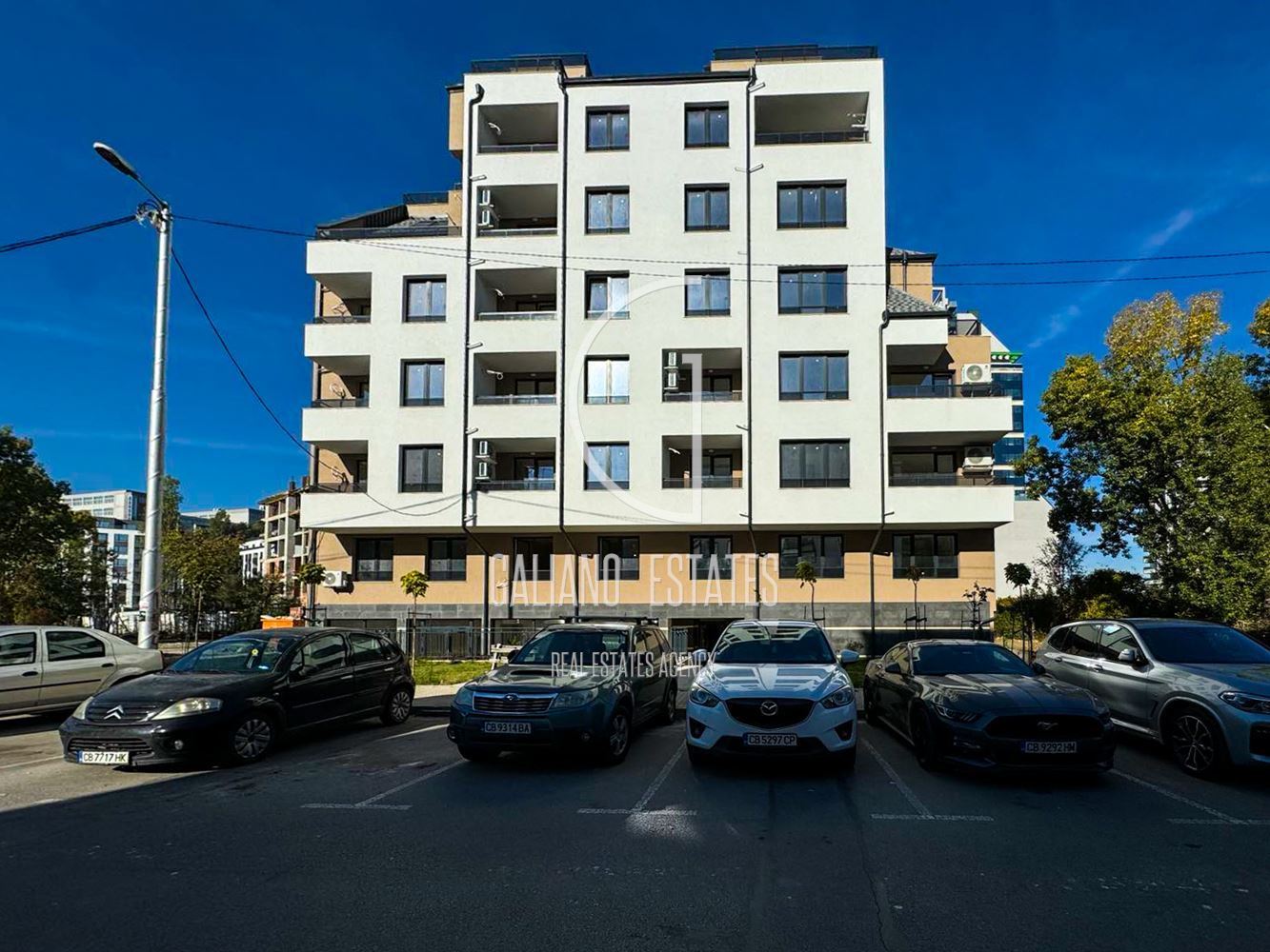 Луксозен двустаен апартамент с гараж до метростанция в ж.к. Дружба 2 - 0