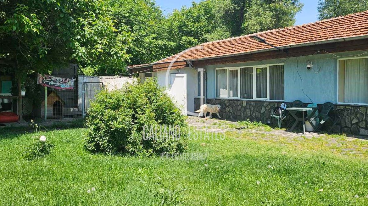 Продава ПАРЦЕЛ с масивна къща, гр. София - 0
