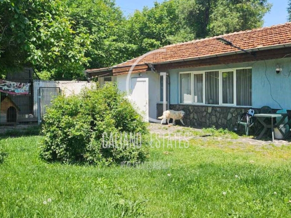 Продава ПАРЦЕЛ с масивна къща, гр. София - 0