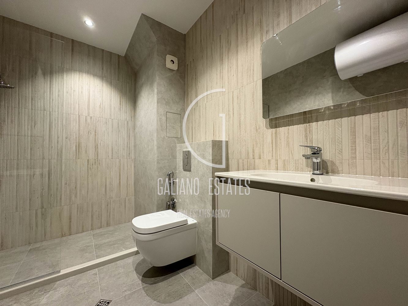 Елегантен нов апартамент в представителна сграда - 0