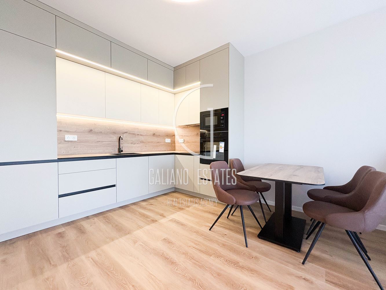 Елегантен нов апартамент в представителна сграда - 0