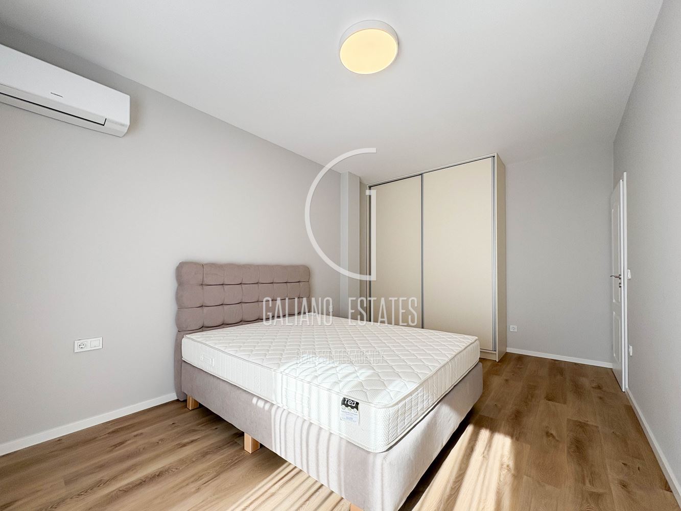 Елегантен нов апартамент в представителна сграда - 0