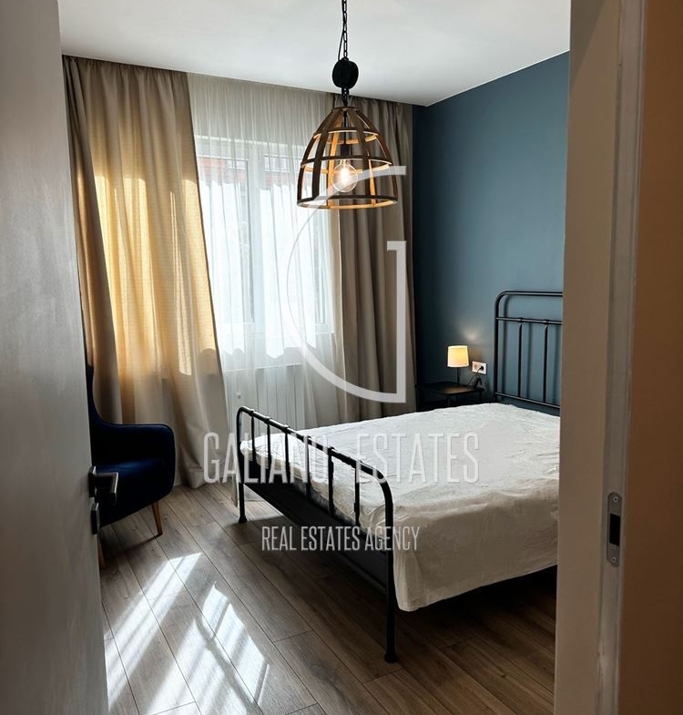 Светъл тристаен апартамент в Център - 0