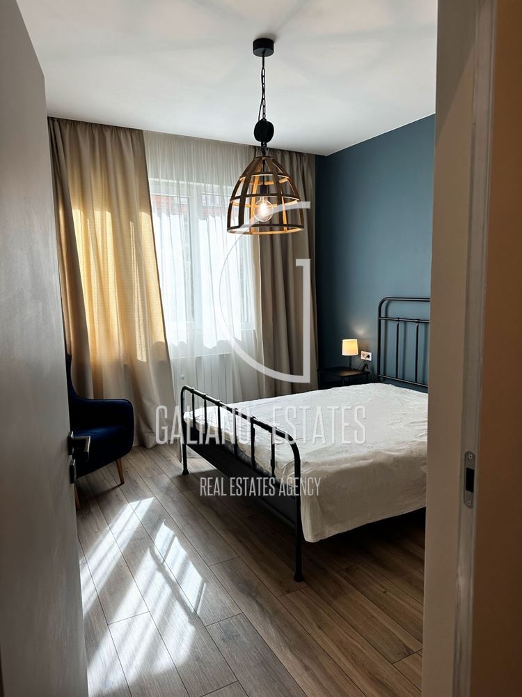 Светъл тристаен апартамент в Център - 0