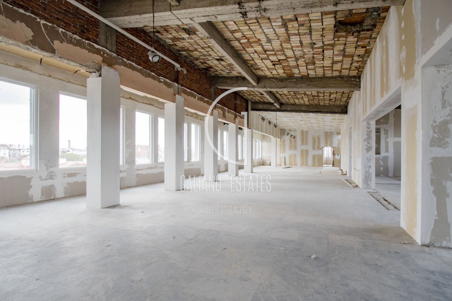 Свободни офис площи в представителна сграда в идеален център - 0