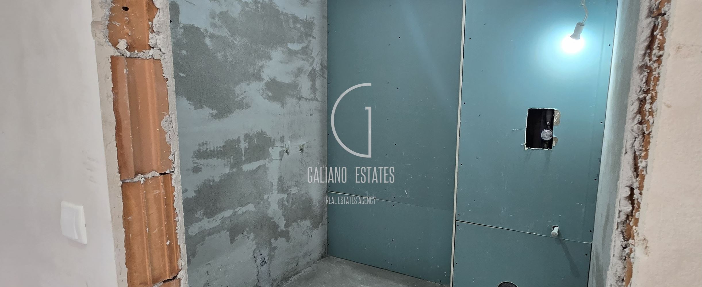 Светъл двустаен апартамент в Център - 0