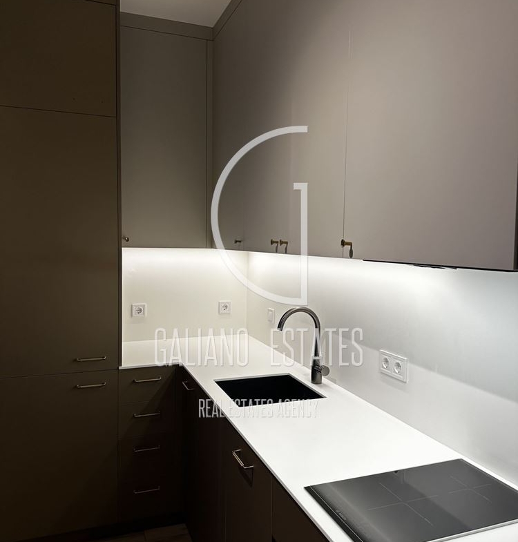 Светъл тристаен апартамент в Център - 0