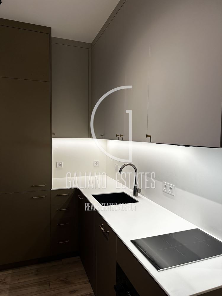 Светъл тристаен апартамент в Център - 0