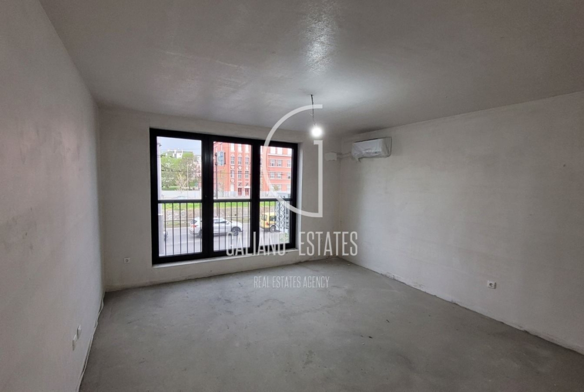 Светъл двустаен апартамент в Център - 0