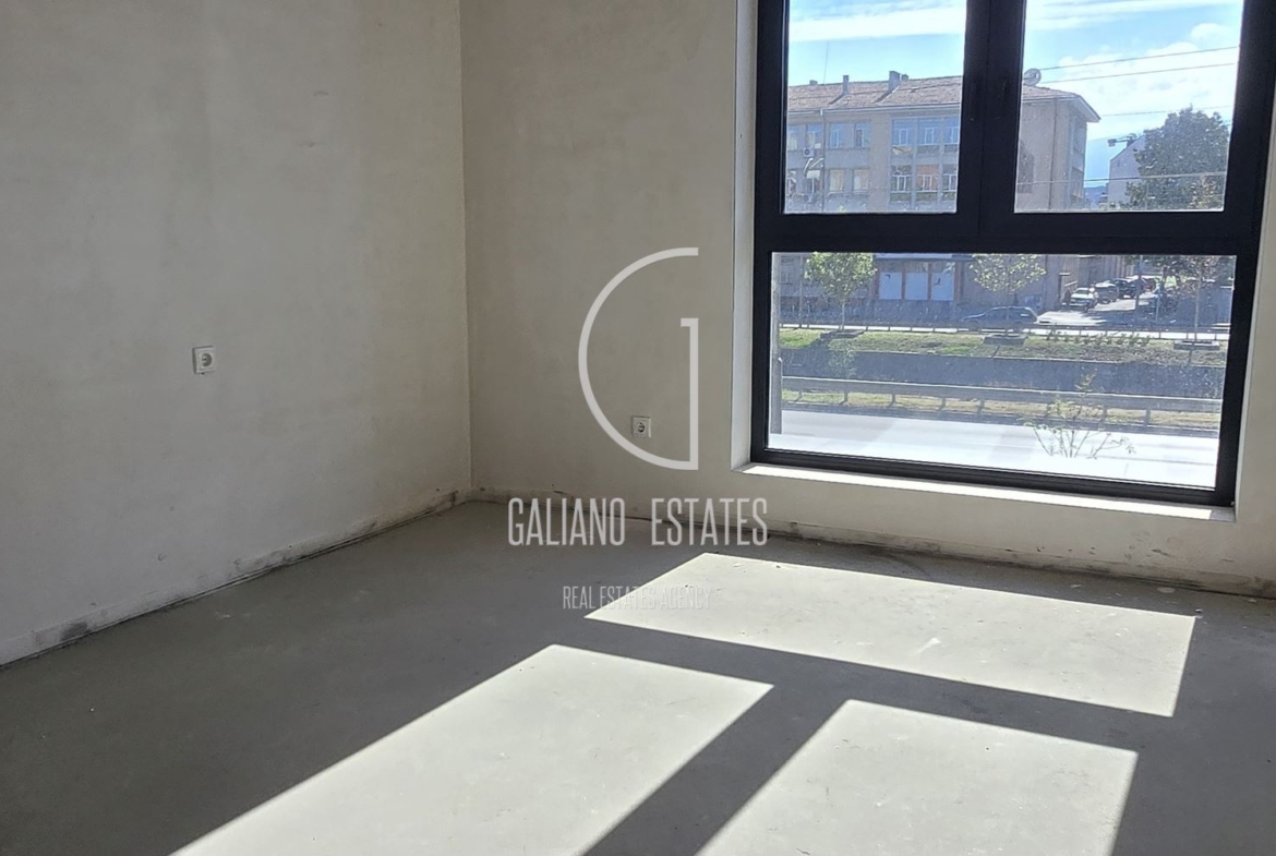 Светъл двустаен апартамент в Център - 0