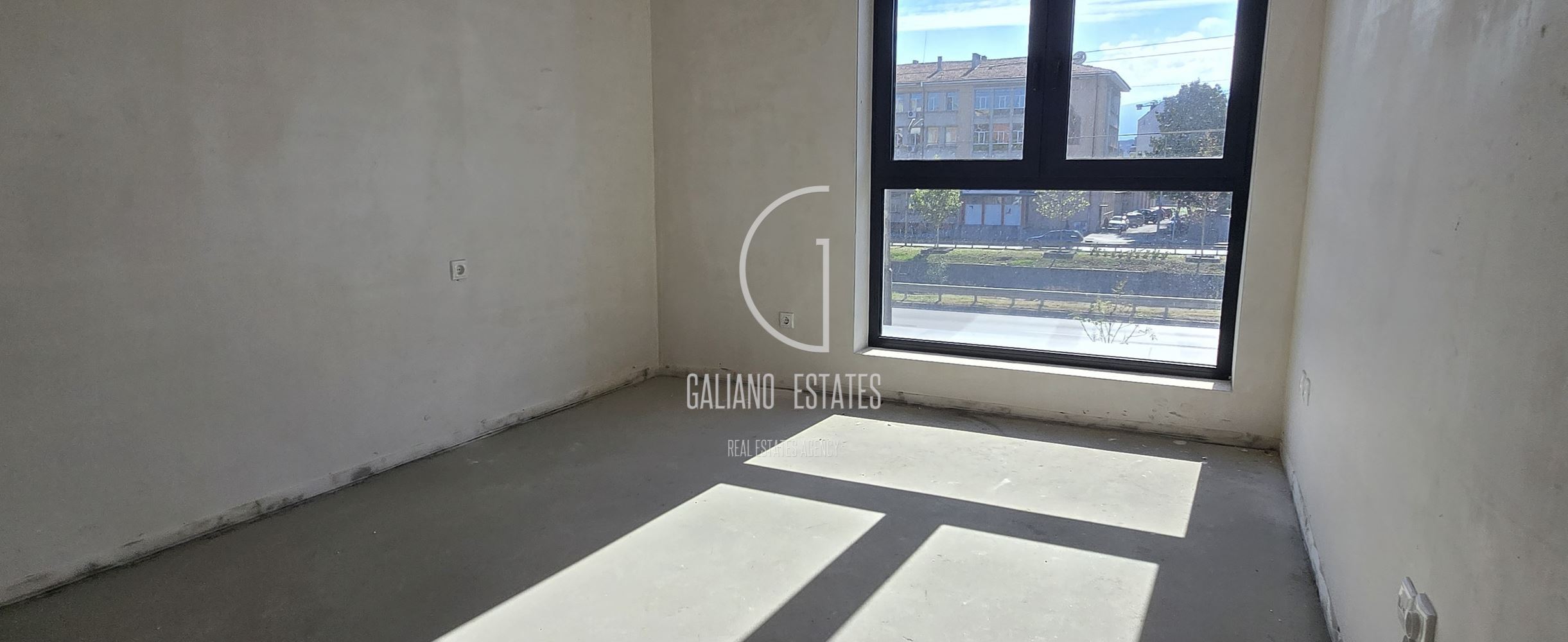 Светъл двустаен апартамент в Център - 0