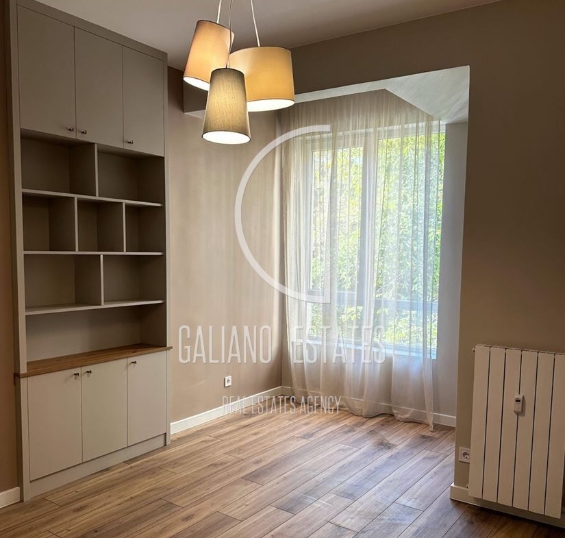 Светъл тристаен апартамент в Център - 0