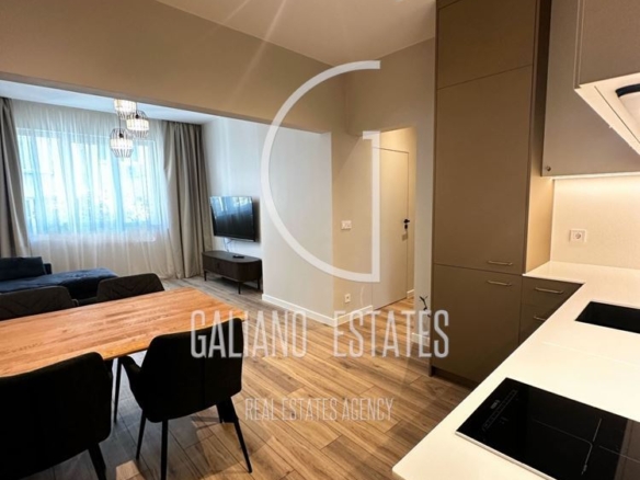 Светъл тристаен апартамент в Център - 0