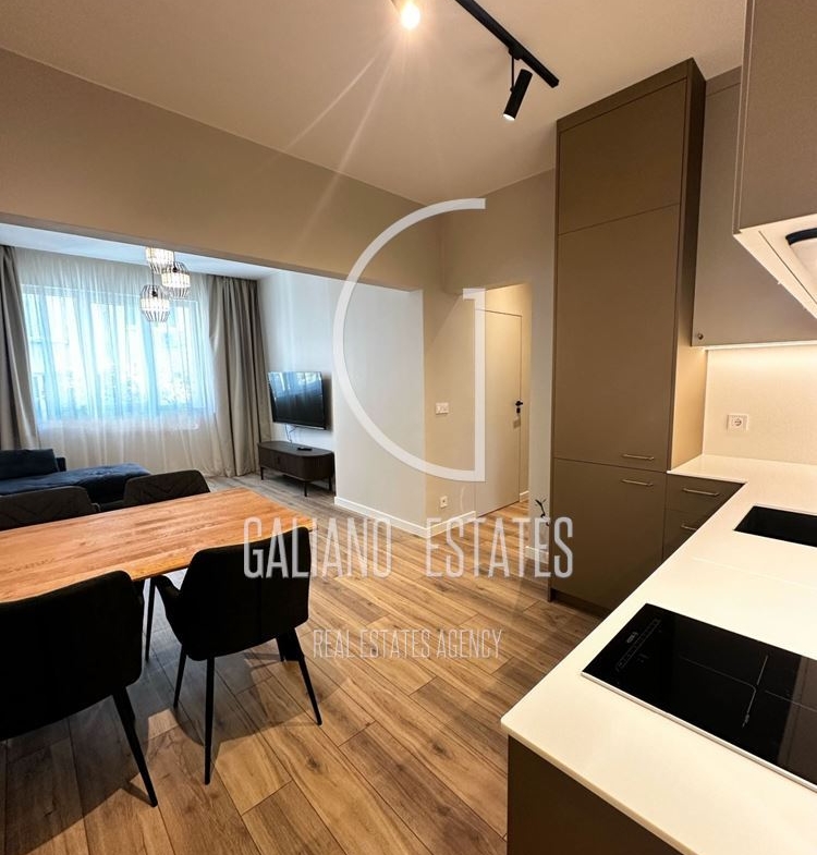 Светъл тристаен апартамент в Център - 0