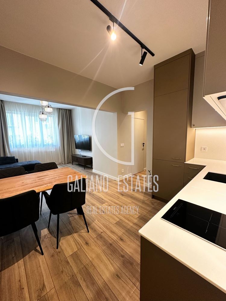 Светъл тристаен апартамент в Център - 0