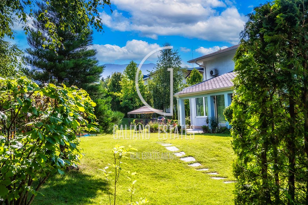 Прекрасна къща с басейн в затворн комплекс - 0