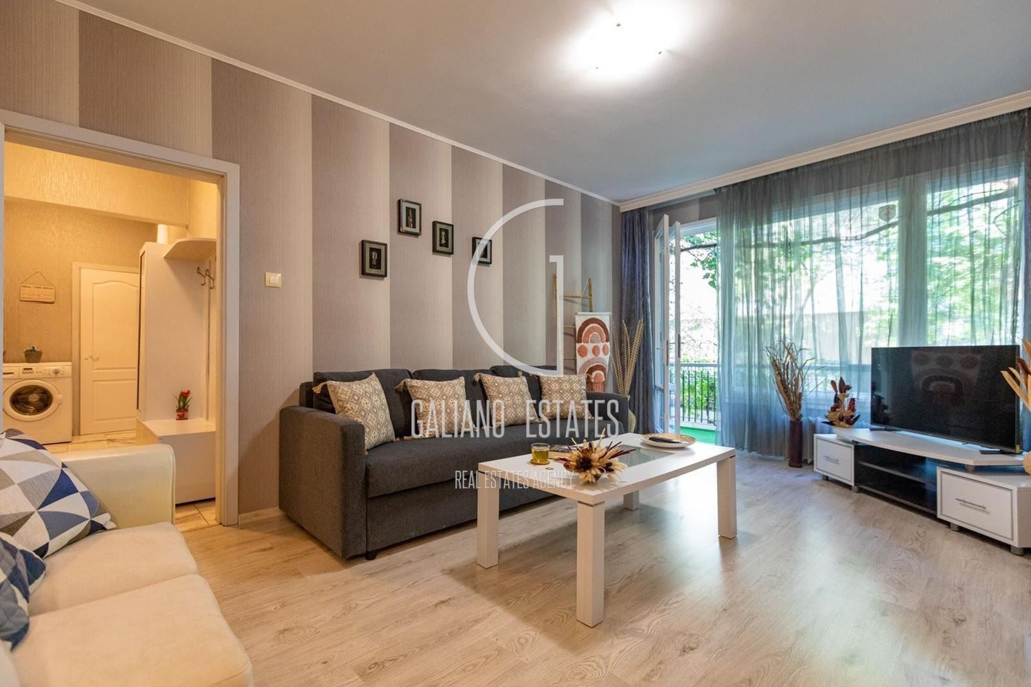 Уютен тристаен в идеален Център - 0