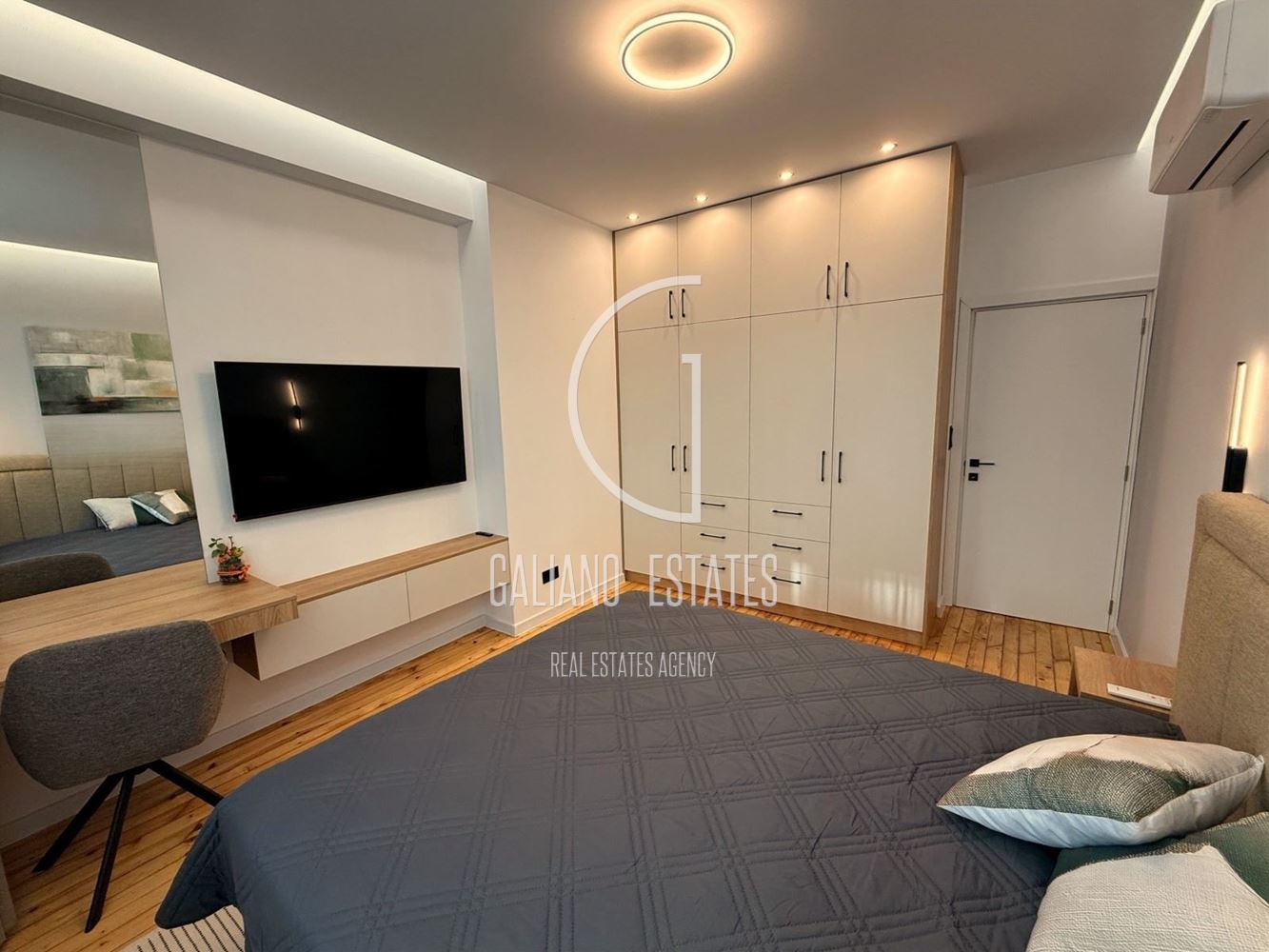 Луксозен четиристаен апартамент в Център - 0