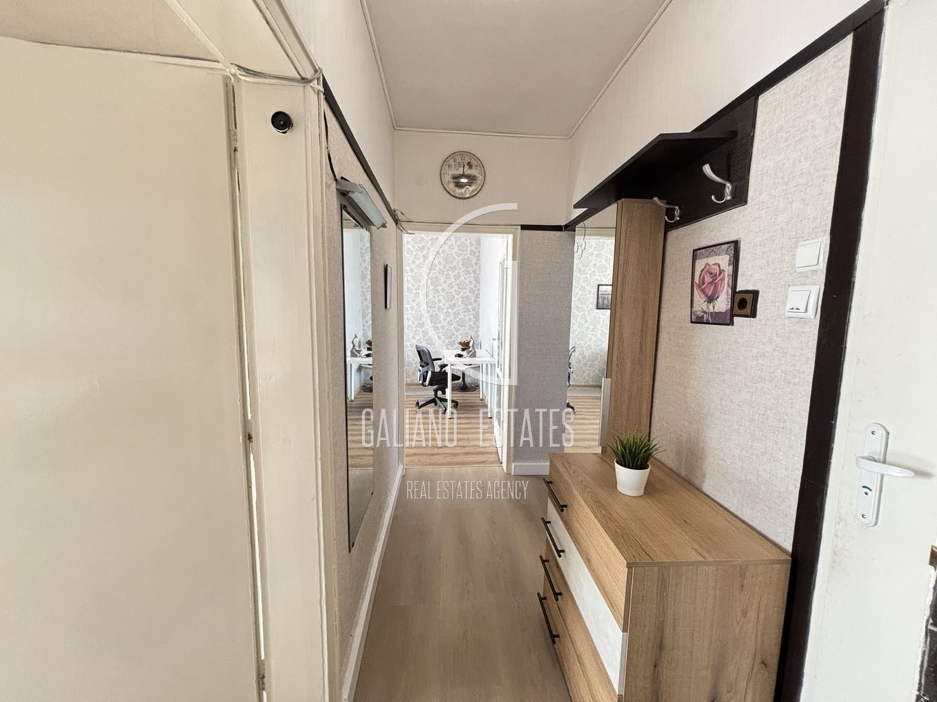 Южен, просторен и топъл 3-стаен апартамент под наем-0 Южен, просторен и топъл 3-стаен апартамент под наем - 0