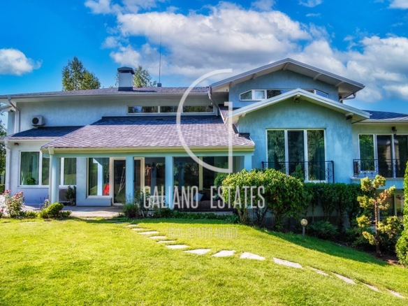 Прекрасна къща с басейн в затворн комплекс - 0