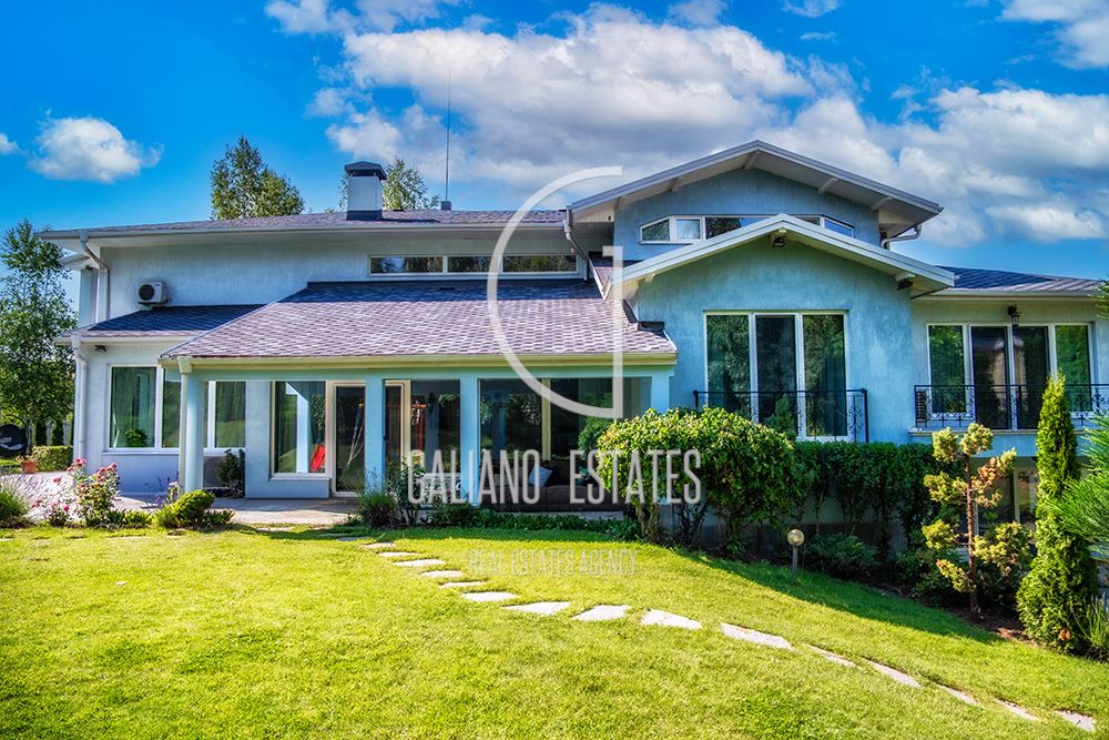 Прекрасна къща с басейн в затворн комплекс - 0