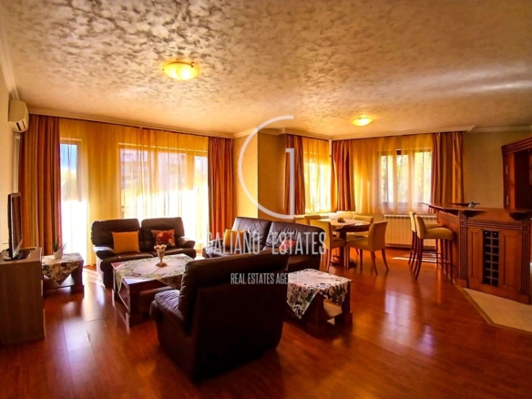 Просторен тристаен апартамент с гараж в кв. Витоша - 0