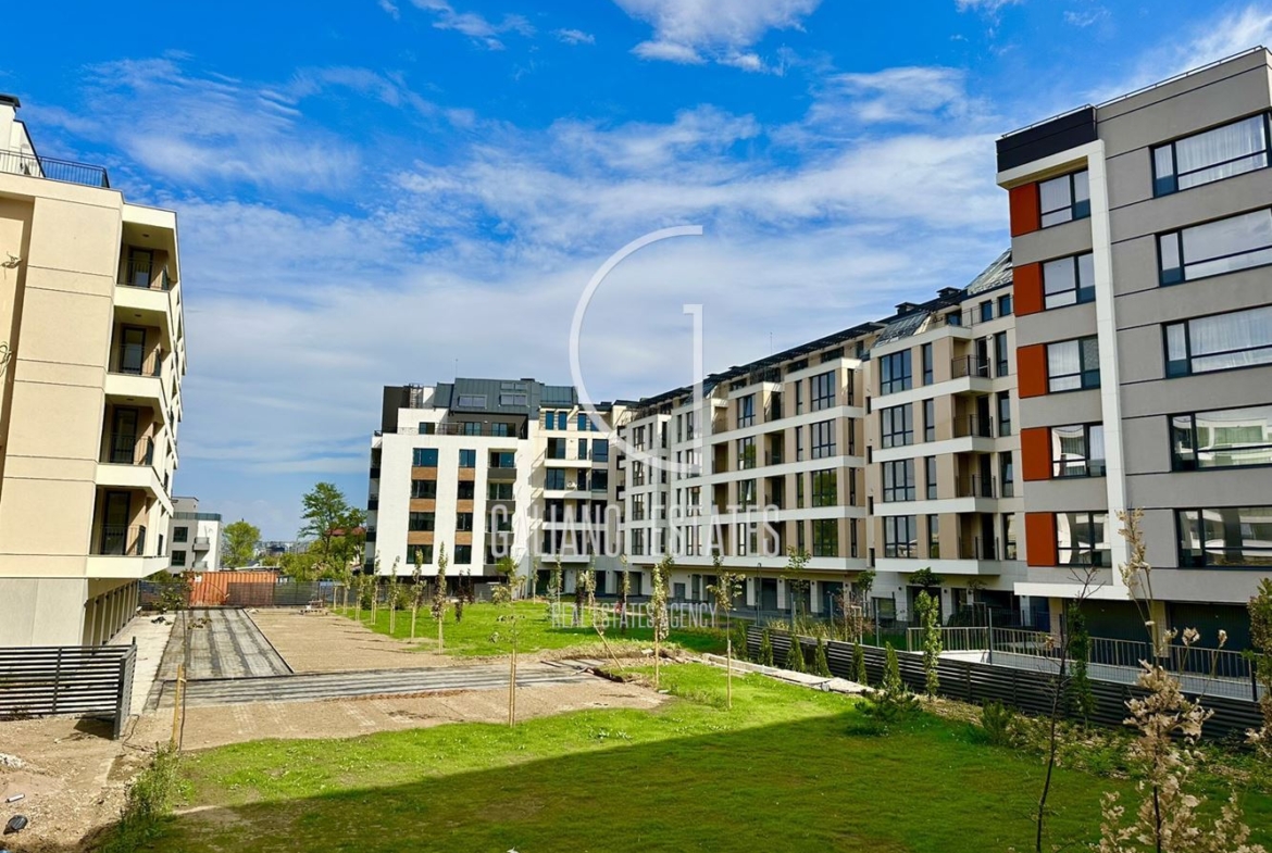 Просторен и слънчев тристаен апартмент в кв. Малинова долина - 0