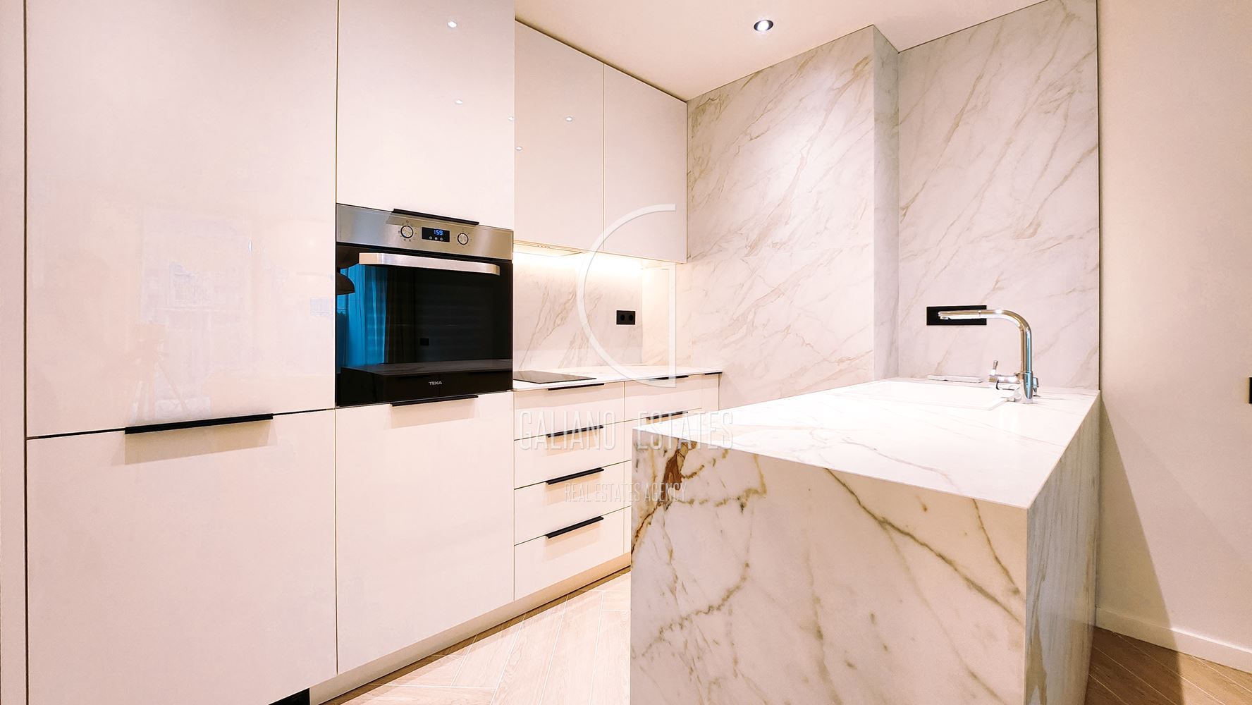 Уютен, модерен апартамент в луксозна сграда - 0