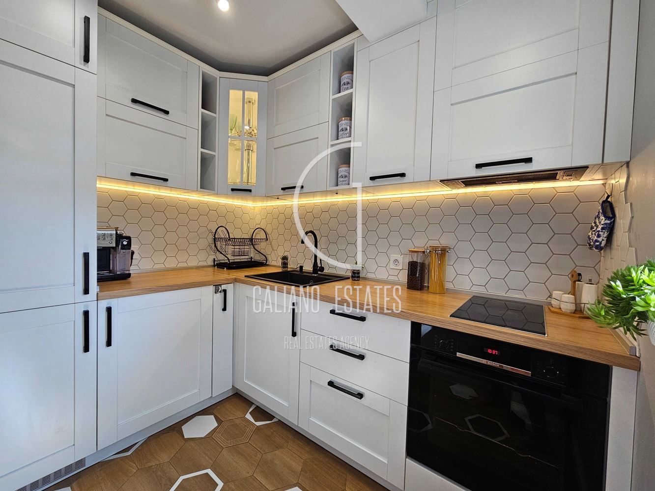 Уникален тристаен апартамент в кв. Изток - 0