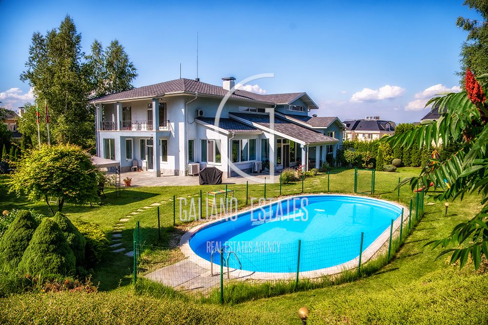 Прекрасна къща с басейн в затворн комплекс - 0