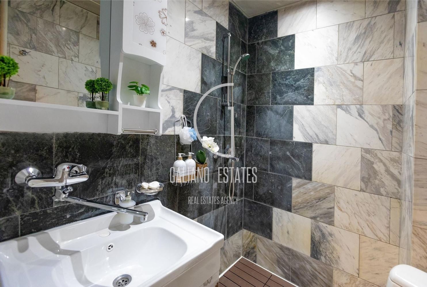 Уютен тристаен в идеален Център - 0