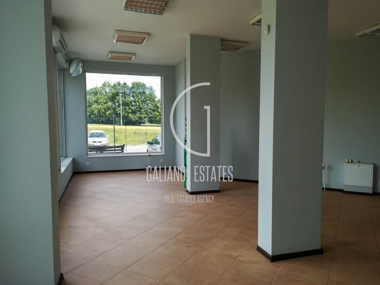 Търговско помещение до УНСС-0 Търговско помещение до УНСС - 0