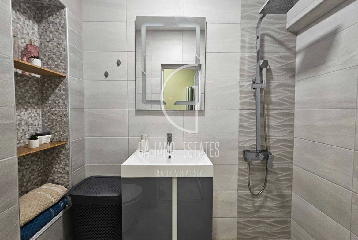 Уникален тристаен апартамент в кв. Изток - 0