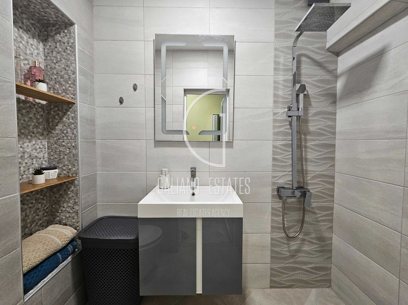 Уникален тристаен апартамент в кв. Изток - 0