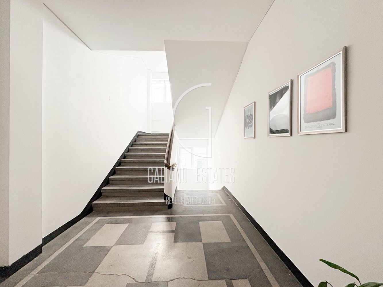 Стилен апартамент на ул. Оборище - 0