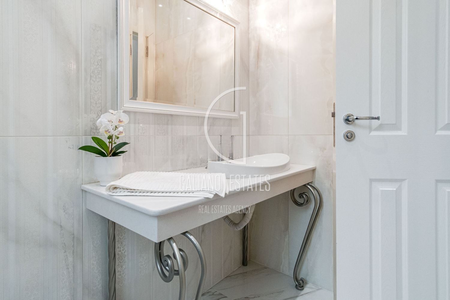 Stylish house in a gated community near the Anglo-American School-0 Стилна къща в затворен комплекс до Англо-Американското училище - 0