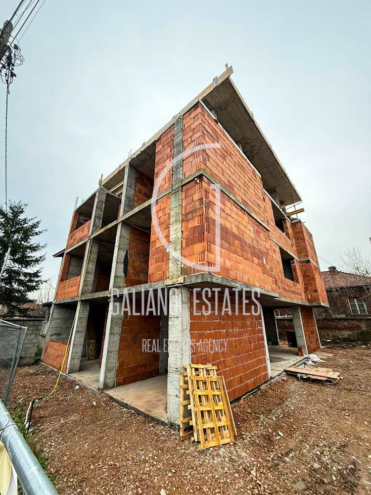 Четиристаен апартамент с двор и две паркоместа в кв. Малашевци - 0