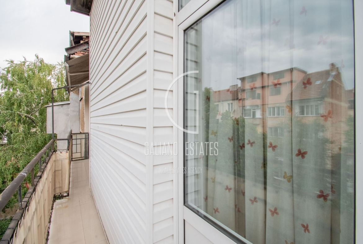 Просторен апартамент на метри от Витошка - 0