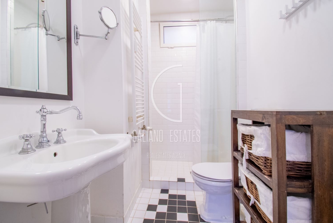 Просторен апартамент на метри от Витошка - 0