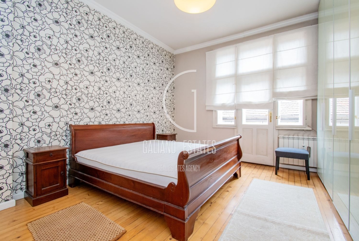 Просторен апартамент на метри от Витошка - 0