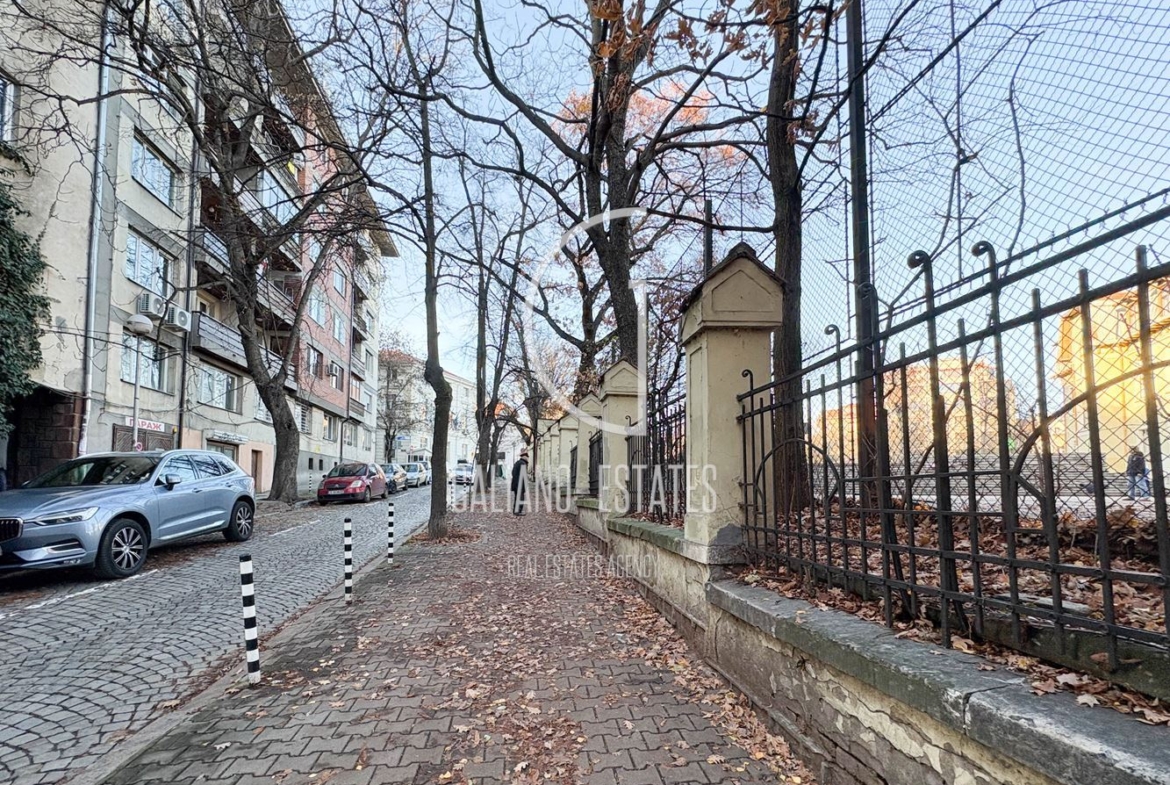 Просторен апартамент в Докторски паметник - 0