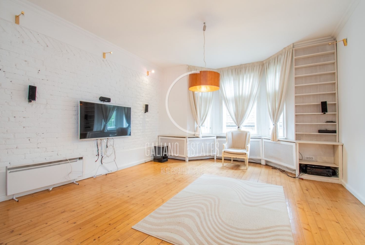 Просторен апартамент на метри от Витошка - 0