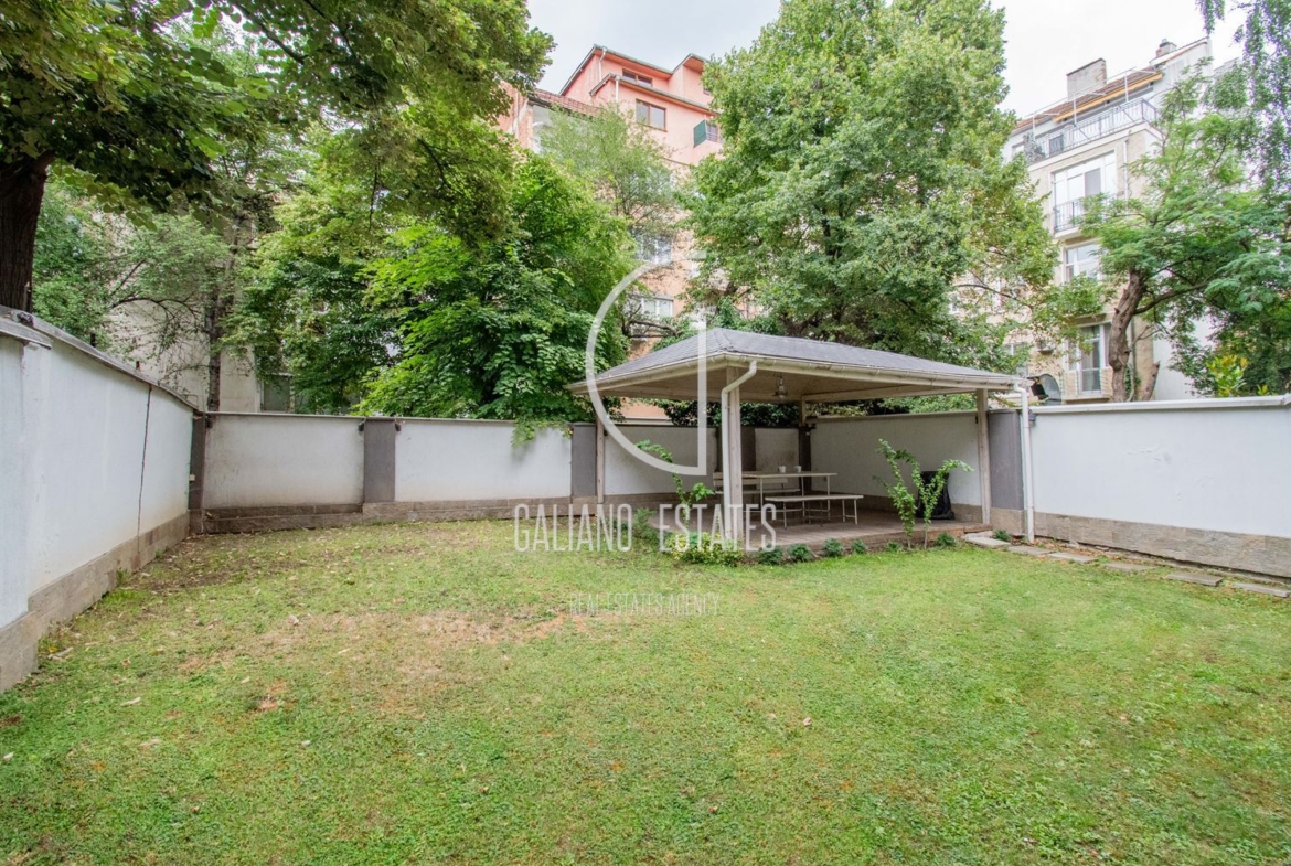 Просторен апартамент на метри от Витошка - 0