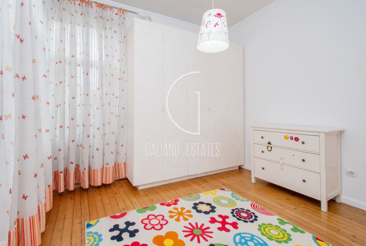 Просторен апартамент на метри от Витошка - 0