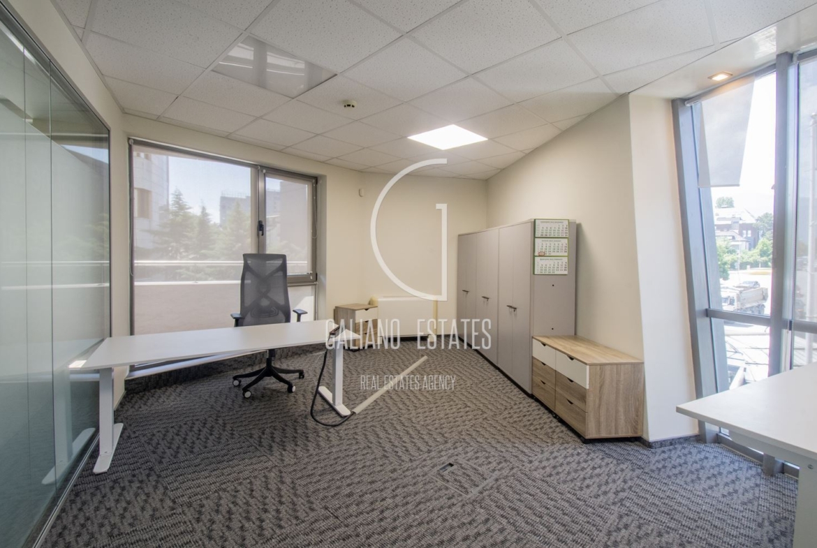 Просторен офис в бизнес сграда до Метростанция Жулио Кюри - 0