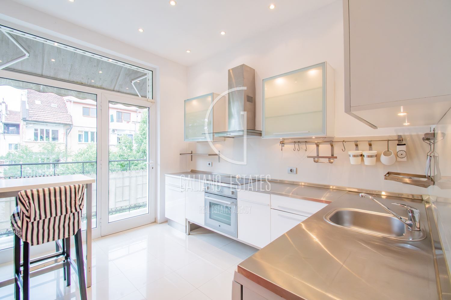 Просторен апартамент на метри от Витошка-0 Просторен апартамент на метри от Витошка - 0