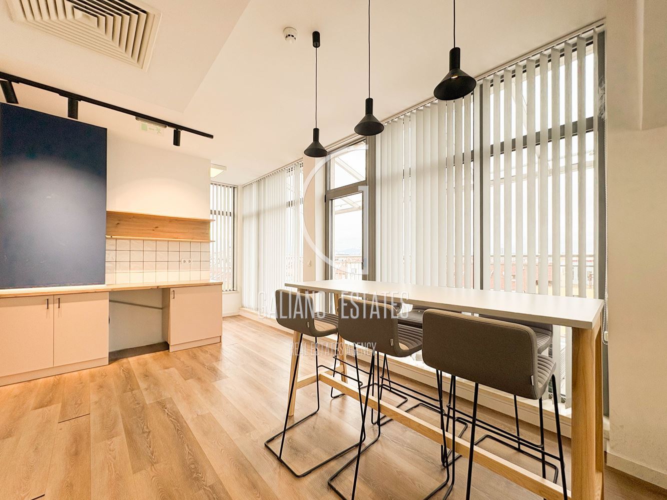 Панорамен офис в представителна сграда-0 Панорамен офис в представителна сграда - 0